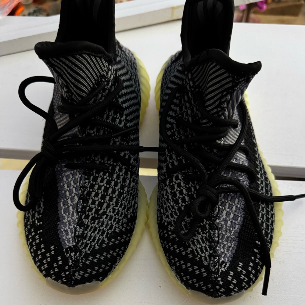Adidas Yeezy Boost 350 V2 Carbon